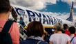 Ryanair ekstra bagaj 'yakalayan' personeline bonus ödüyor