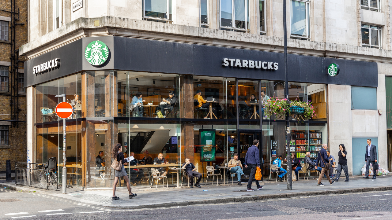 Starbucks iki yıl sonra ABD’de satışlarını büyüttü: Beklentiler aşıldı, hisseler yükseldi