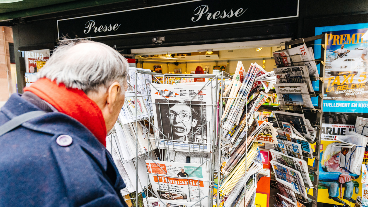 Paris’in son gazete satıcısına devlet nişanı verildi