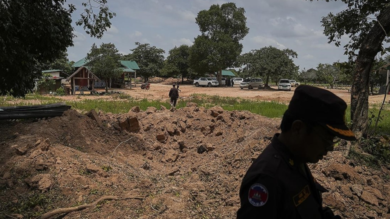 Kamboçya Tayland ile tüm sınır geçişlerini askıya aldı