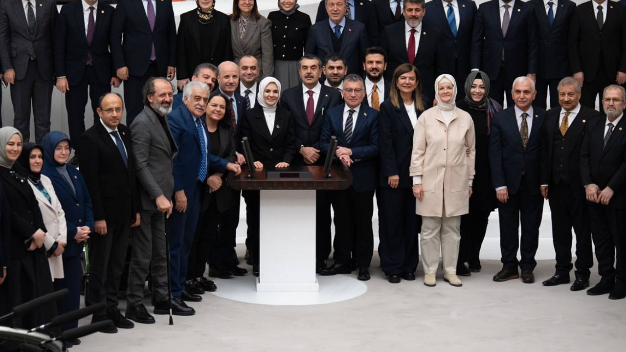 Oksijen'in emekli haberi meclis gündeminde 

Aile Bakanı Göktaş: "Belki başka nedenlerle otelde kalıyorlardır"