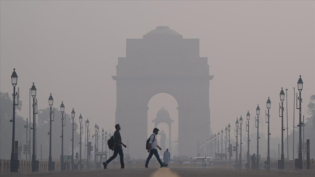 Yoğun sis için 'turuncu' alarm verildi: Hindistan’da hava kirliliği uçuşlarda aksamalara neden oldu