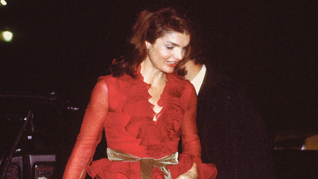 Valentino kırmızısı da bugün yas tutuyor