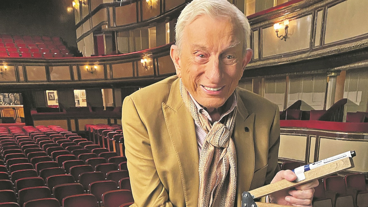 Yaşlanmaya Heively Vakti Gelemedi O gün, babamın odasında oturuyordum ve Haldun Dormen’in anı kitabı okuyordum. Sürç-ü Lisan Ettikse adlı kitabını tamamen yakaladığım, tiyatrosunun o çılgın ikliminden büyülenmiştim. “Ne olur beni de o dünyaya alın,” diy