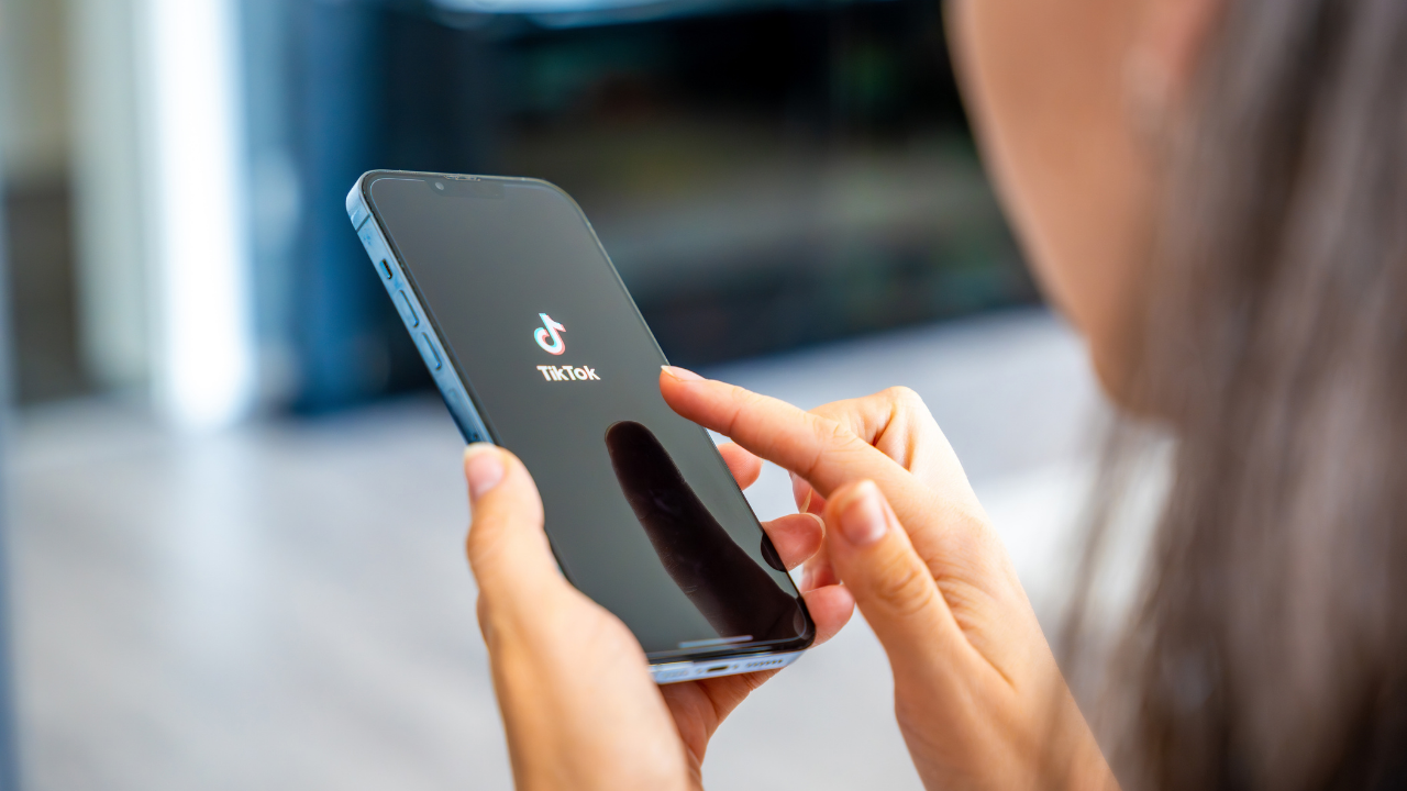 TikTok ABD, Sansür Iddialarını Reddediyor: Teknik Sorunlar Nedeniyle Kullanıcı Deneyimi Bozuldu TikTok ABD kolu, platformda içeriklerin sansürlendiği yönündeki iddiaları reddetti ve son günlerde yaşanan aksaklıkların teknik nedenlere kaynaklandığını açı