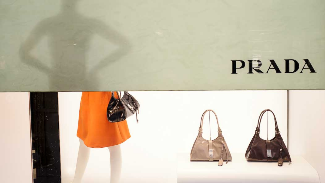 İş gücü sömürüsüne sıfır tolerans: Prada, 200’den fazla tedarikçiyle yollarını ayırdı