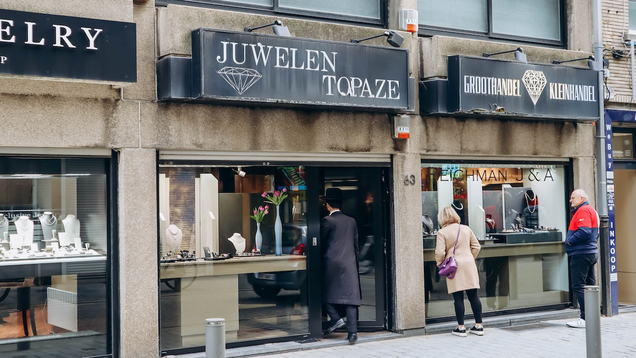 Altın ve gümüşte sert dalgalanma: New York Elmas Bölgesi’nde ticaret durma noktasında