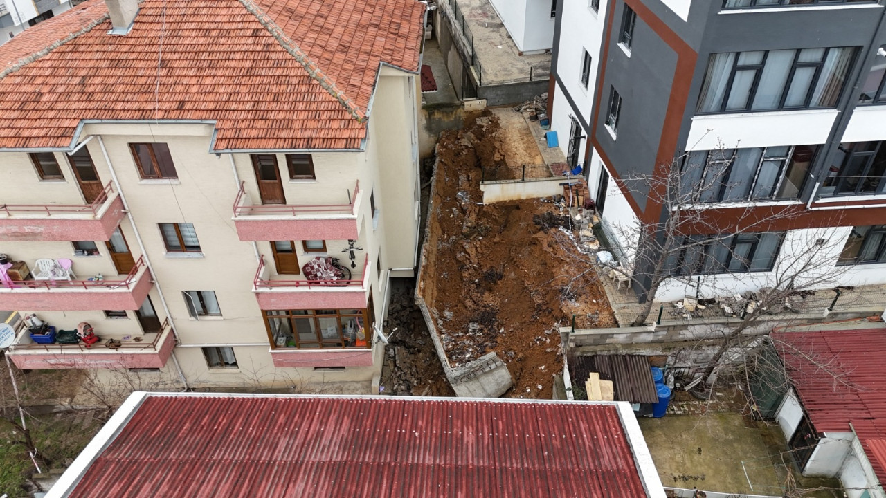 Ankara Gölbaşı'da İstinat Duvarı Çöktü: 4 Apartman Tahliye Edildi