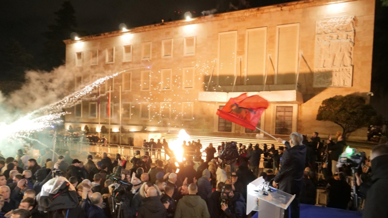 Arnavutluk'taki Başbakanlık Binasına Saldırı - Bugun TR
