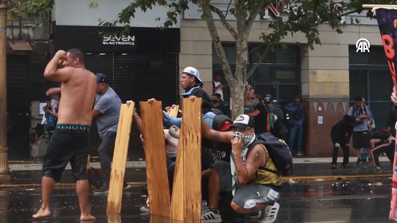 'de Çalışma Reformu Protestolarında Çoğu Kişi Göz Altına Alındı