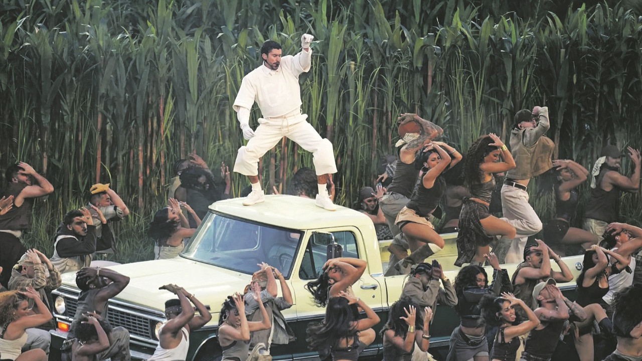 Beyazdan doğan gerilim markadan doğan umut - Super Bowl Halftime Show'unda pop sanatı, spor ve sermaye bir araya geldi!