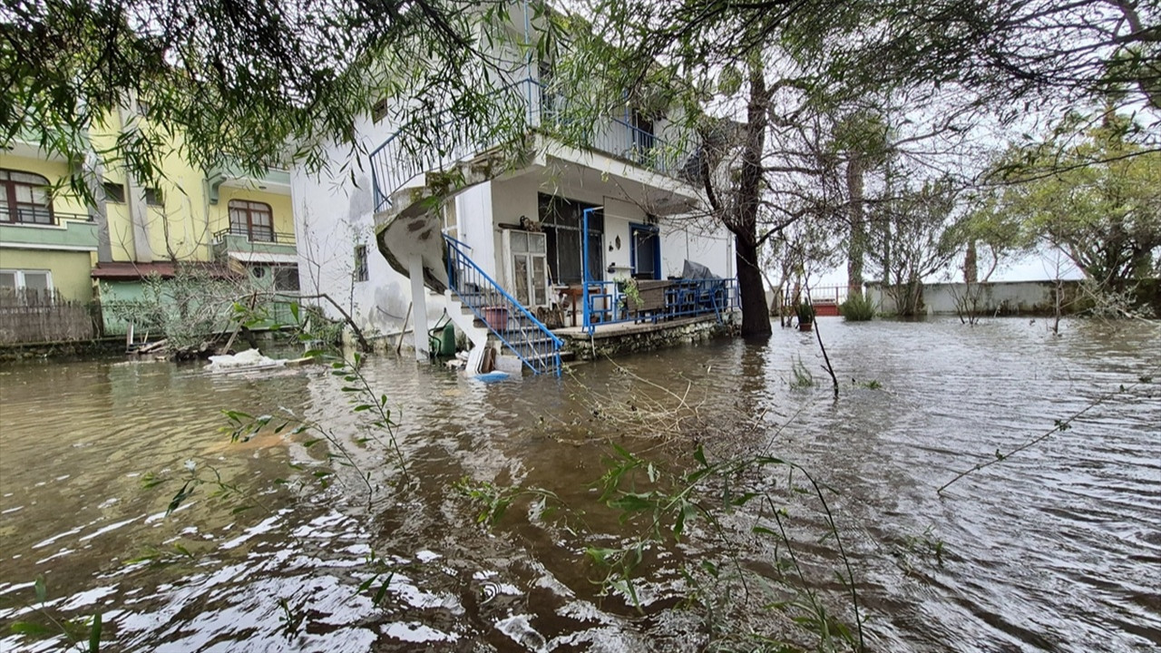 Muğla Köyceğiz'de göl seviyesi yükseldi: Cadde ve sokaklar sular altında kaldı
