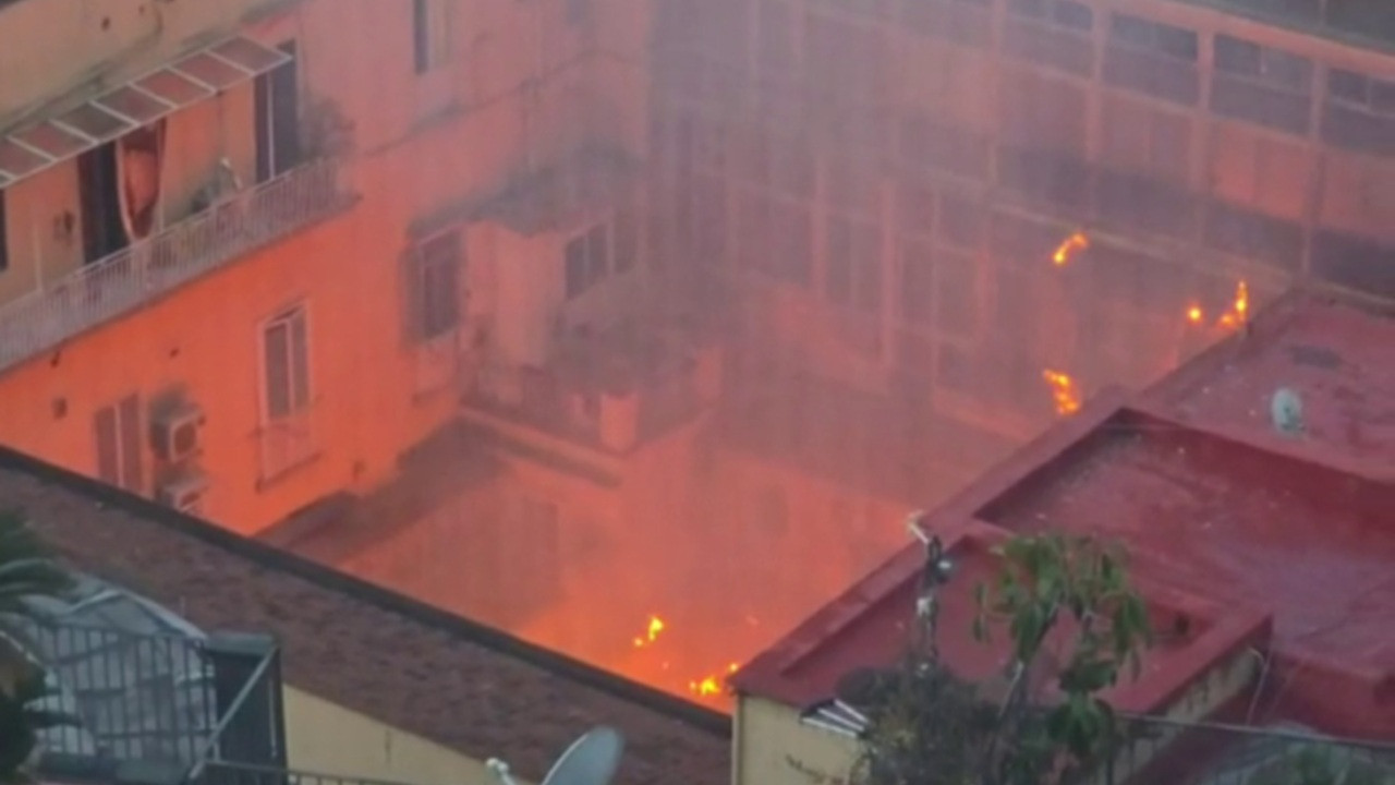 Tamamen yıkıldı: Napoli'de tarihi Sannazaro Tiyatrosu'nda yangın