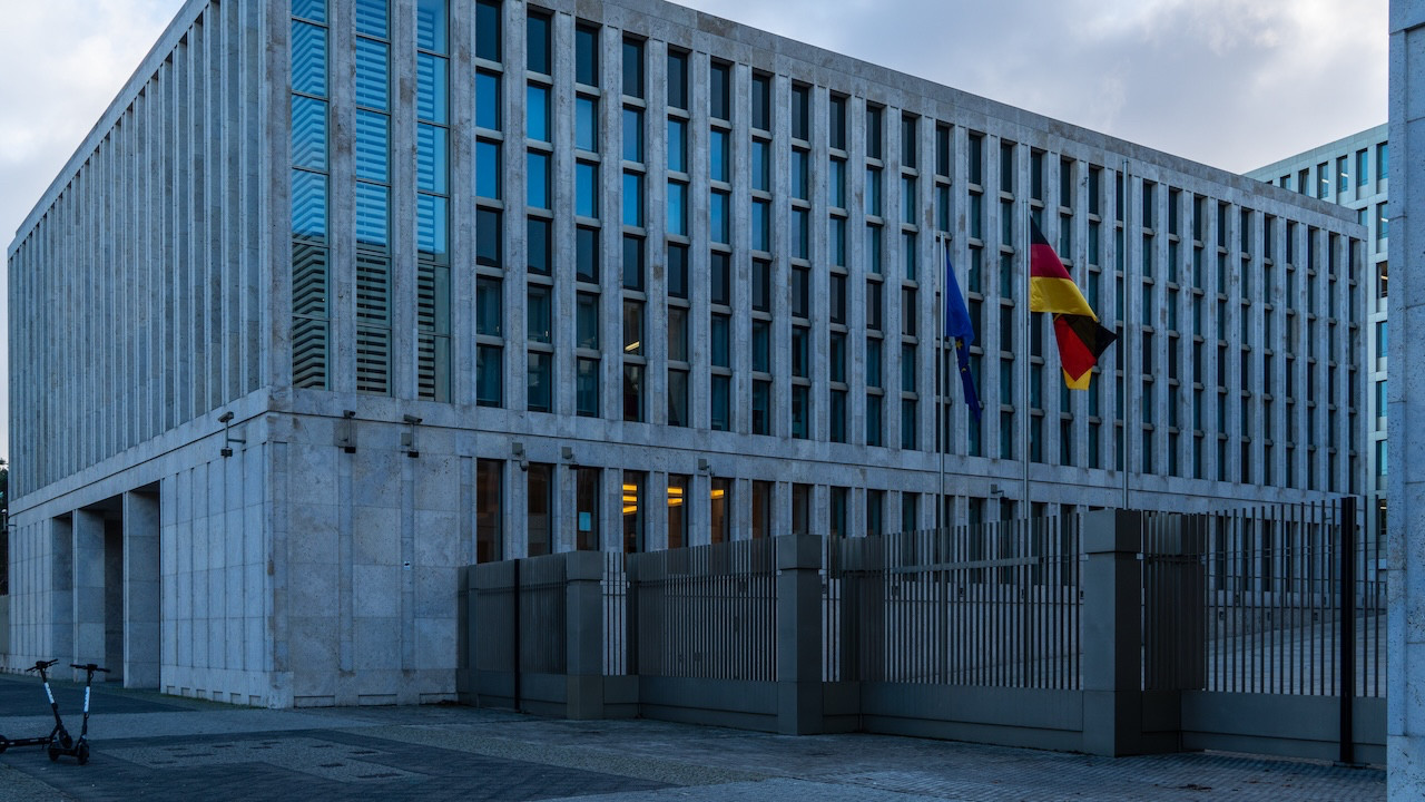 Alman istihbarat servisinde tarihi dönüşüm: 

BND'ye sabotaj ve siber saldırı yetkisi verilecek

 Yetkileri İkinci Dünya Savaşı ardından büyük ölçüde sınırlandırılan BND, ABD'ye duyulan güvensizlik sebebiyle güçlendirilecek