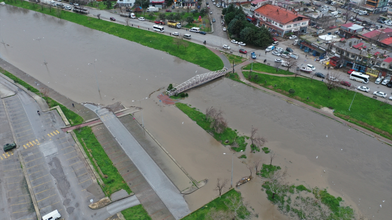 Çanakkale'de sağanak nedeniyle Kepez Çayı taştı