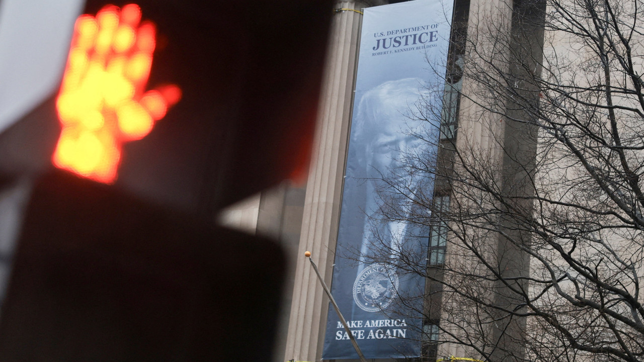ABD Adalet Bakanlığı binasına Trump posteri asıldı