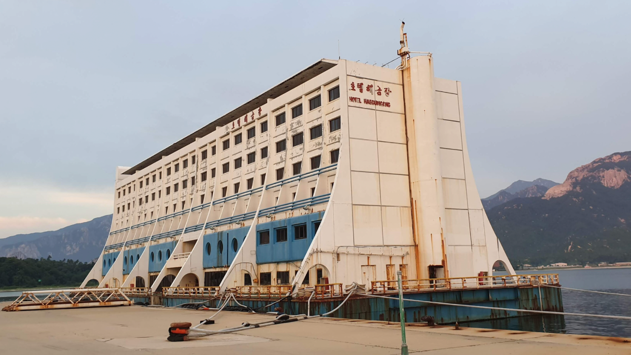 'Four Seasons Barrier Reef' adıyla hizmete açılan Avustralya