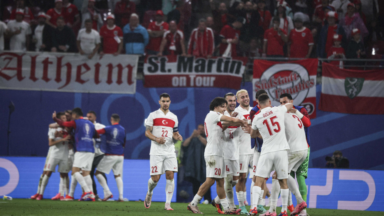 Avrupa'dan Dünya Kupası'na hangi takımlar katılacak?

Türkiye favori, işte diğer maçlar hakkında bilinen her şey

via: @nytimes