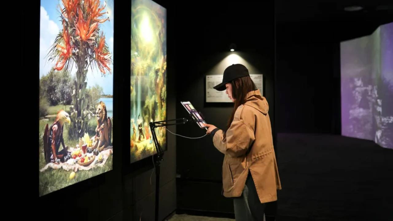 Sanat dünyasını alt üst eden yapay zeka: Botto

Fırça yok, boya yok ama milyonlarca dolar kazanıyor