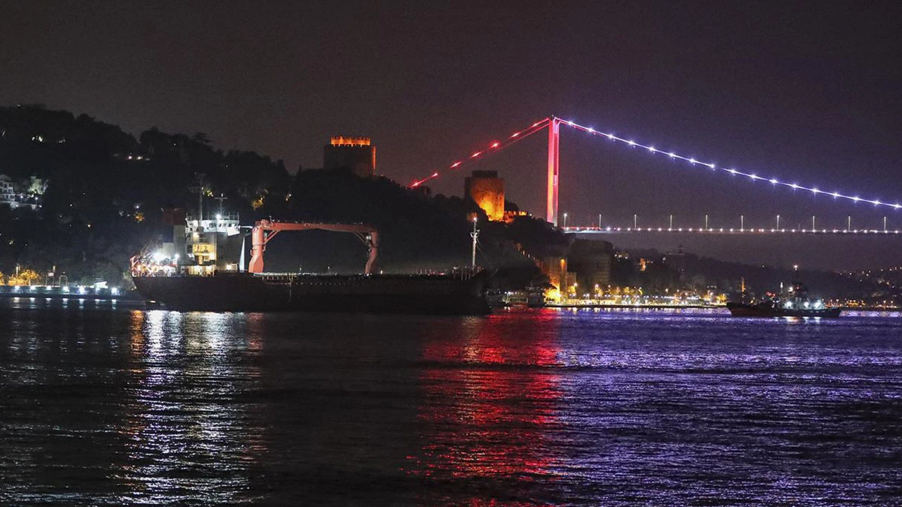 İstanbul Boğazı’ndan geçen bir geminin arızalanması sonucu boğaz trafiği çift yönlü durduruldu