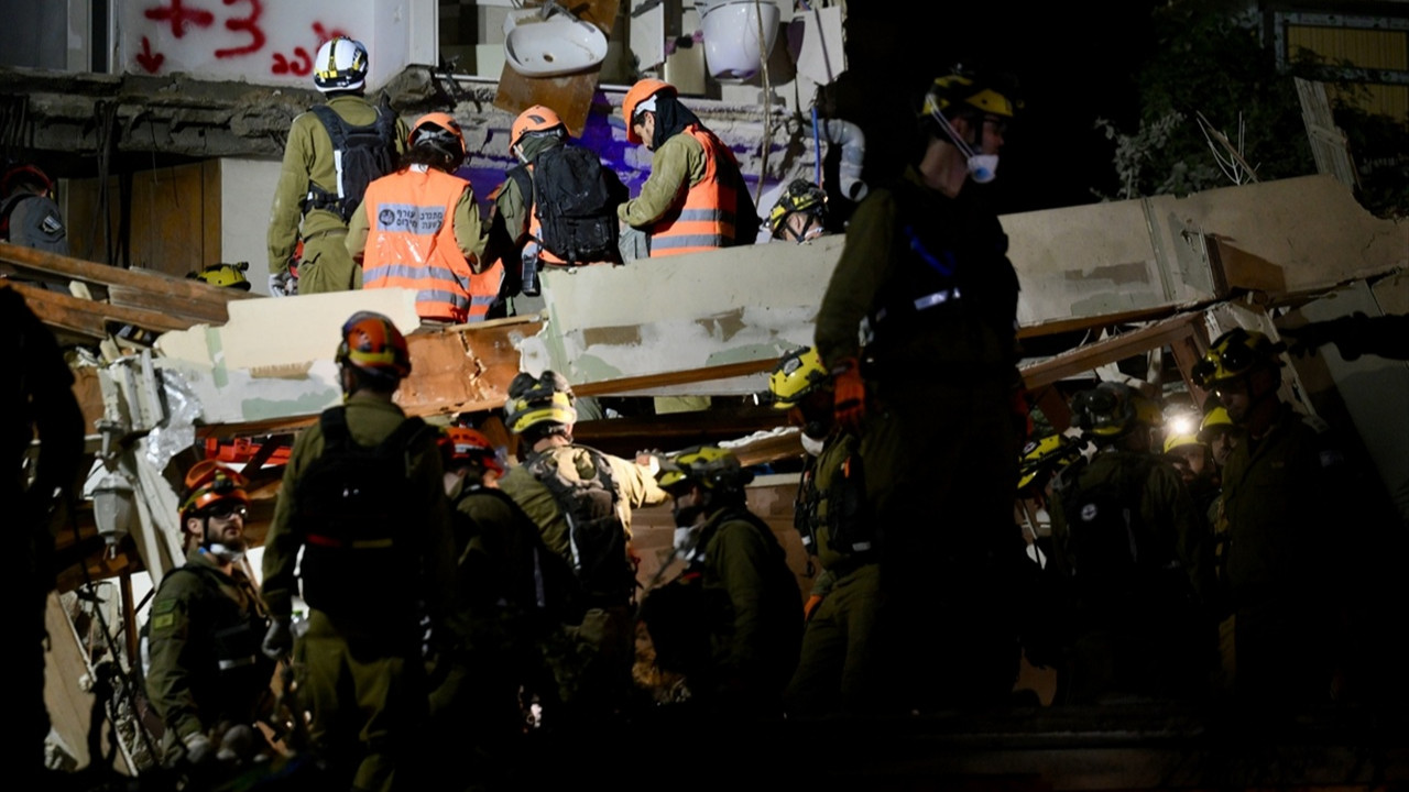 İran füzesi Hayfa'da bir binaya isabet etti: Biri ağır dört kişi yaralandı