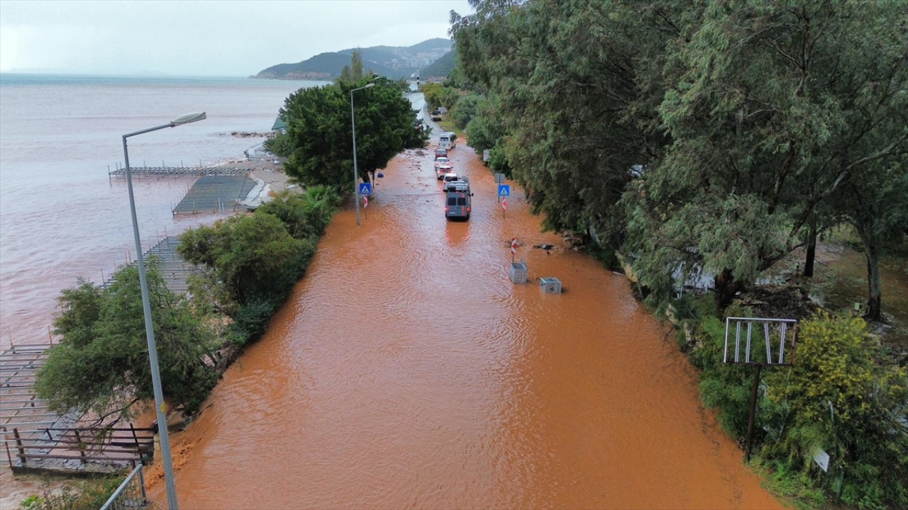 Kaş'ta sağanak sonrası denizin bir kısmı kahverengiye döndü, Gedife Deresi 11 yıl sonra taştı