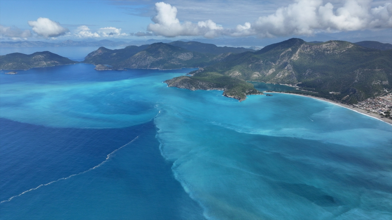 Ölüdeniz, Fethiye'deki sağanak sonrası turkuaza büründü