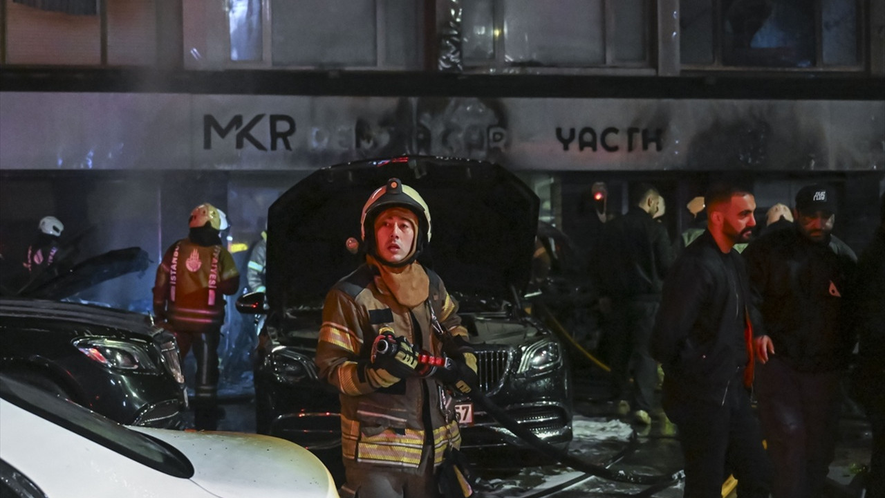 14 araç kül olmuştu: Beşiktaş'ta iş yerinin kundaklandığı görüntüler ortaya çıktı