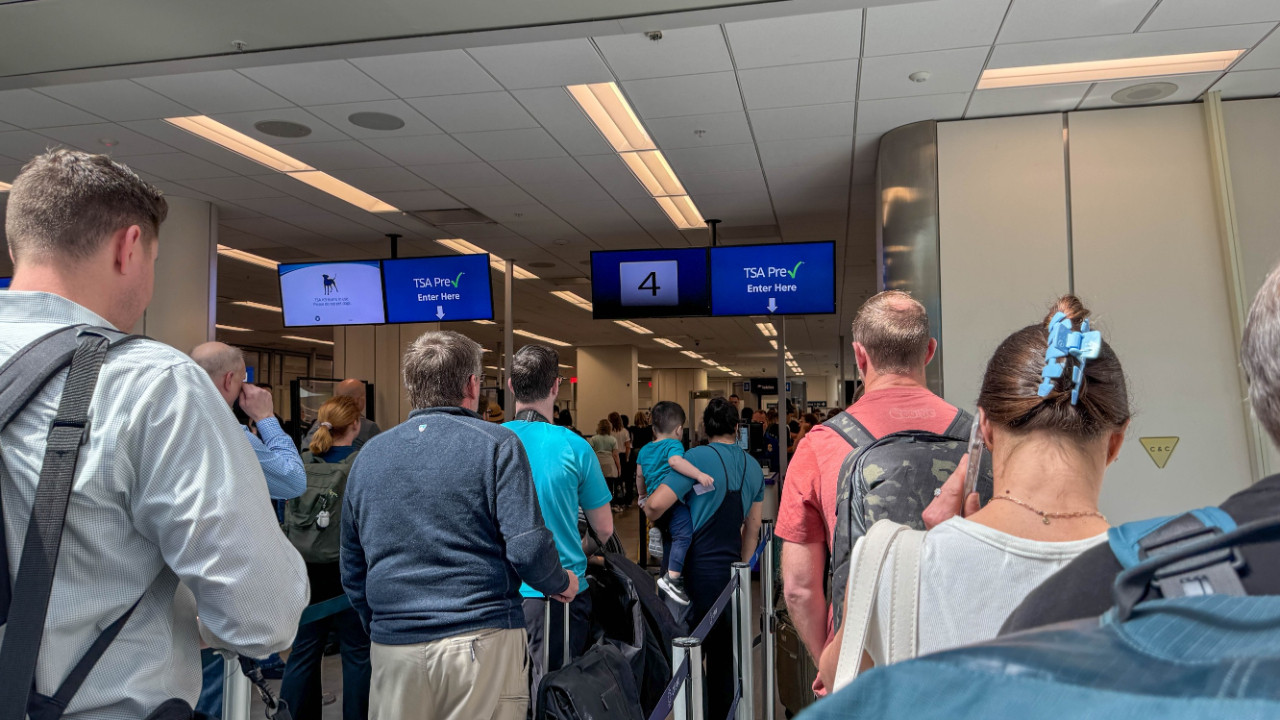 Pasaport yok, uçak yok: Venezuela vatandaşları ABD'den çıkış yapamıyor (via @nytimes)