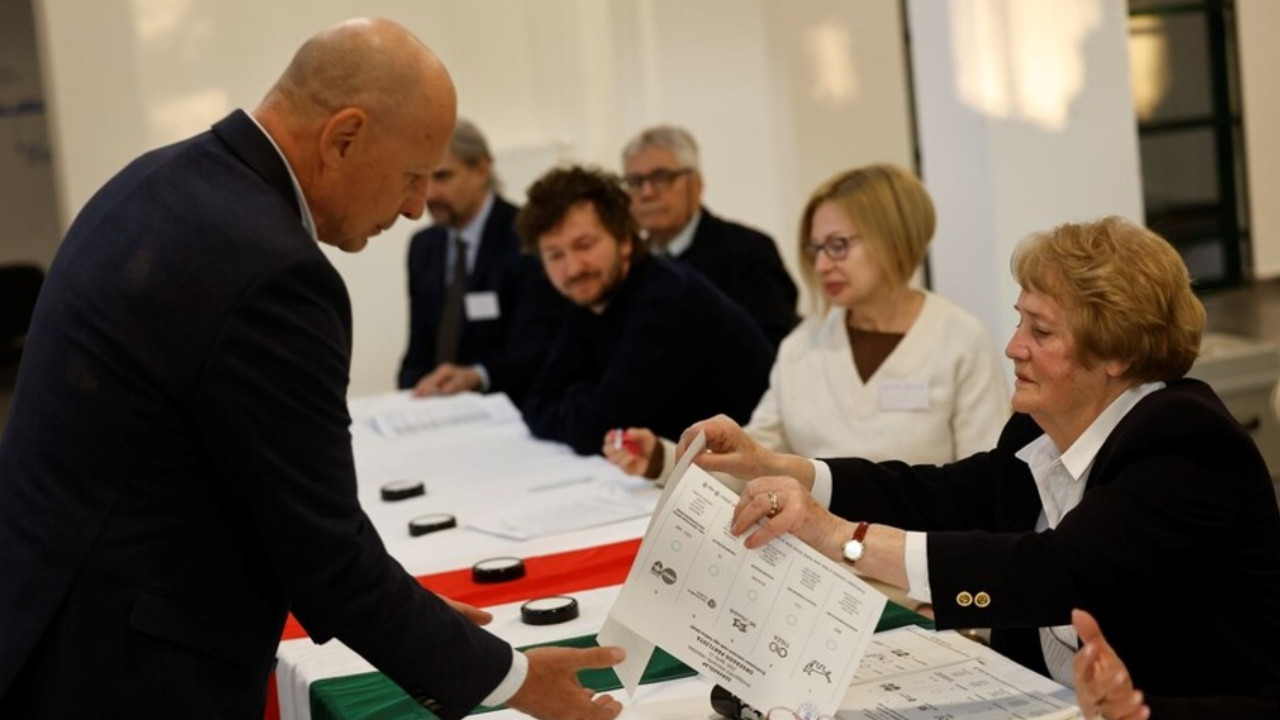 Macaristan seçimlerinde sandıkların yarısı açıldı: Muhalefet lideri Magyar yarışı açık ara önde götürüyor