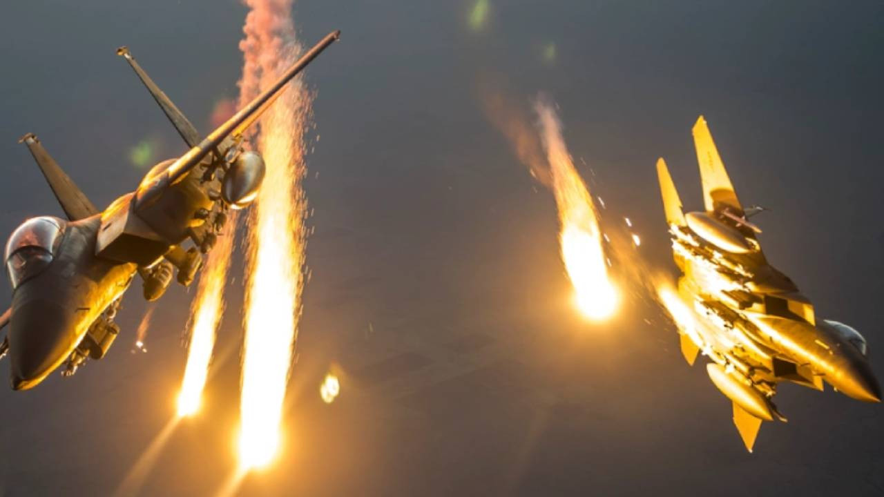 F-15 savaş uçakları 'hatıra fotoğrafı' nedeniyle çarpışmış:

Güney Kore'de havada selfie faciası