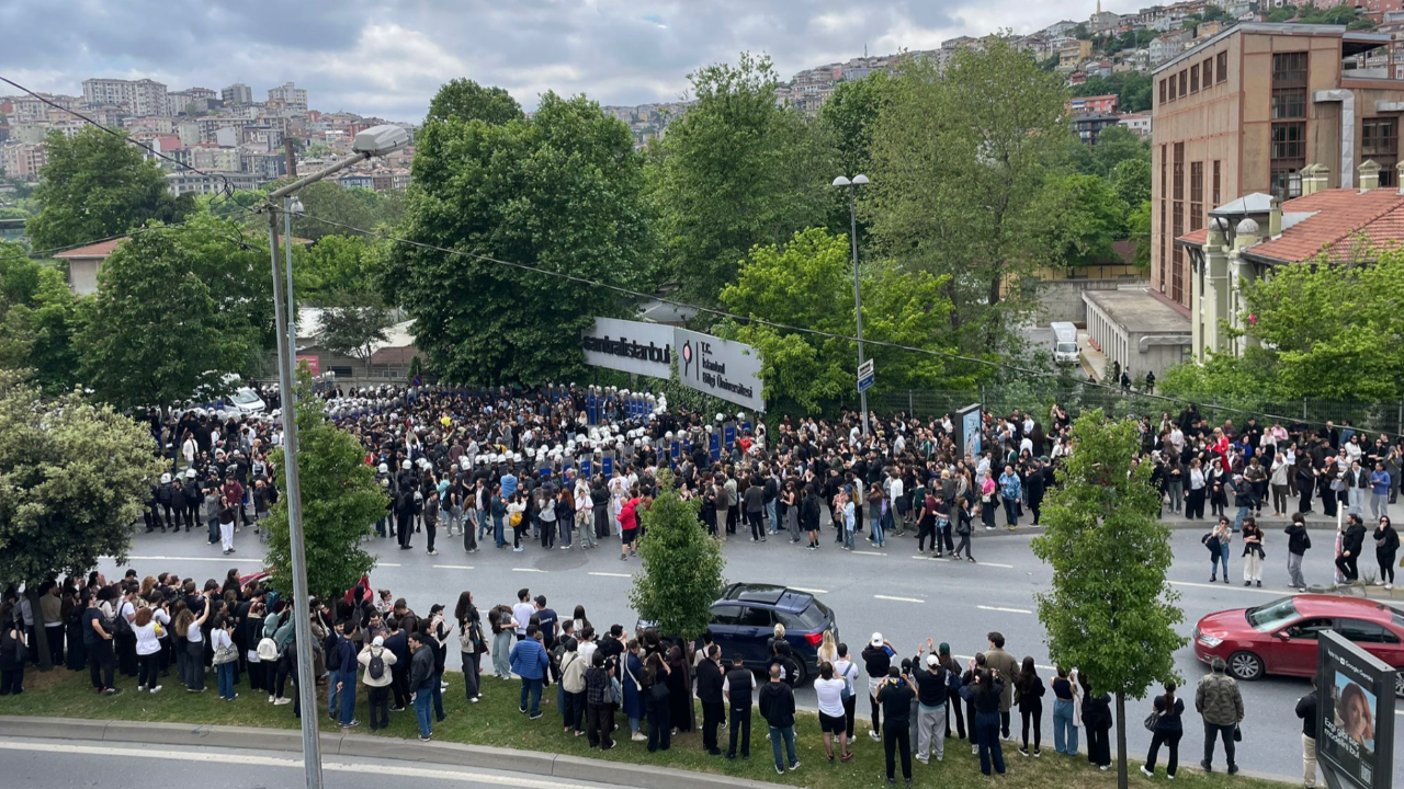 Cumhurbaşkanlığı Kararı ile kapatılan Bilgi Üniversitesi'nde kampüse polis girdi: Eylemler sürüyor, biber gazıyla müdahale ediliyor
