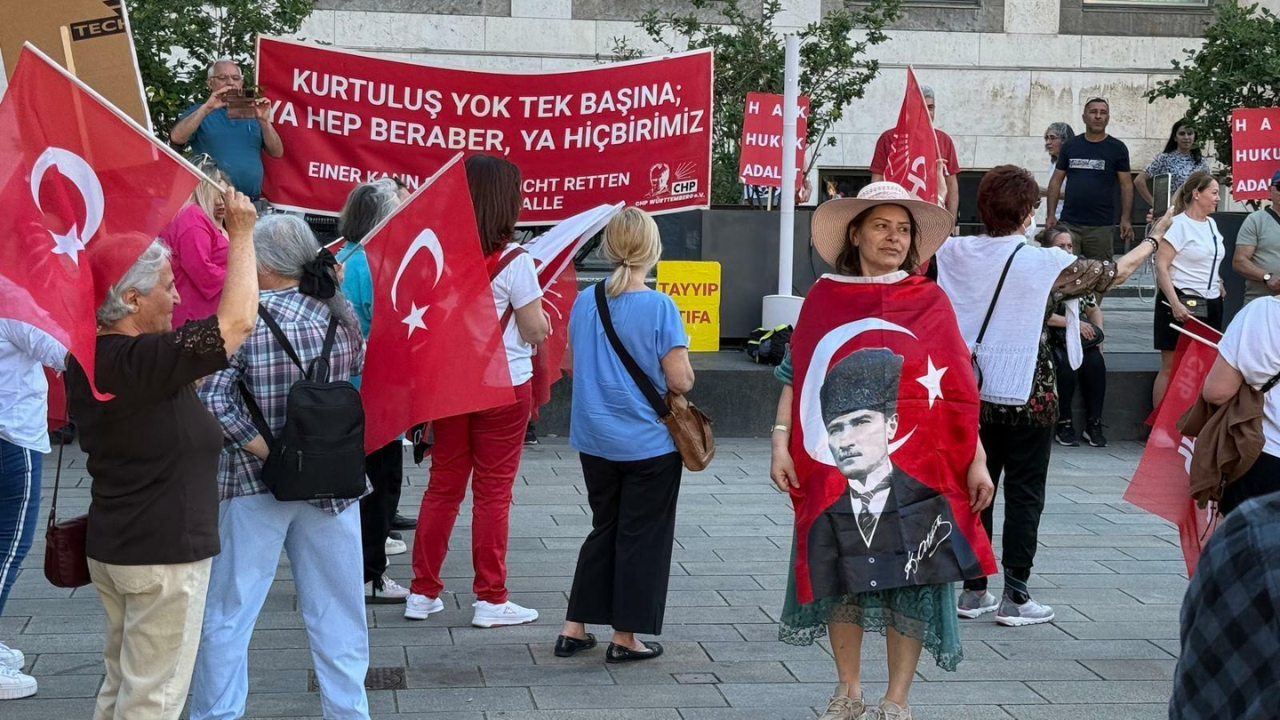 CHP Kurultayı'nın iptal kararı Stuttgart’ta protesto edildi