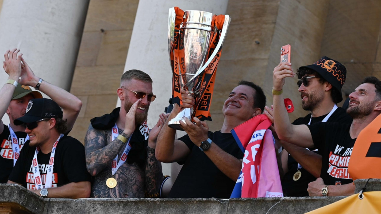 Hull City, Premier Lig'e çıkmasını taraftarlarıyla kutladı