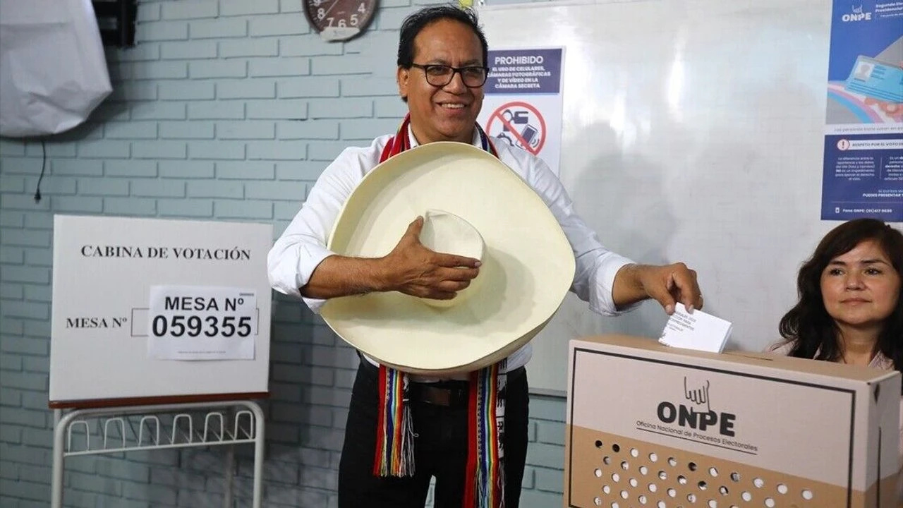 Peru'da seçimin 2. turunda solcu aday Sanchez öne geçti