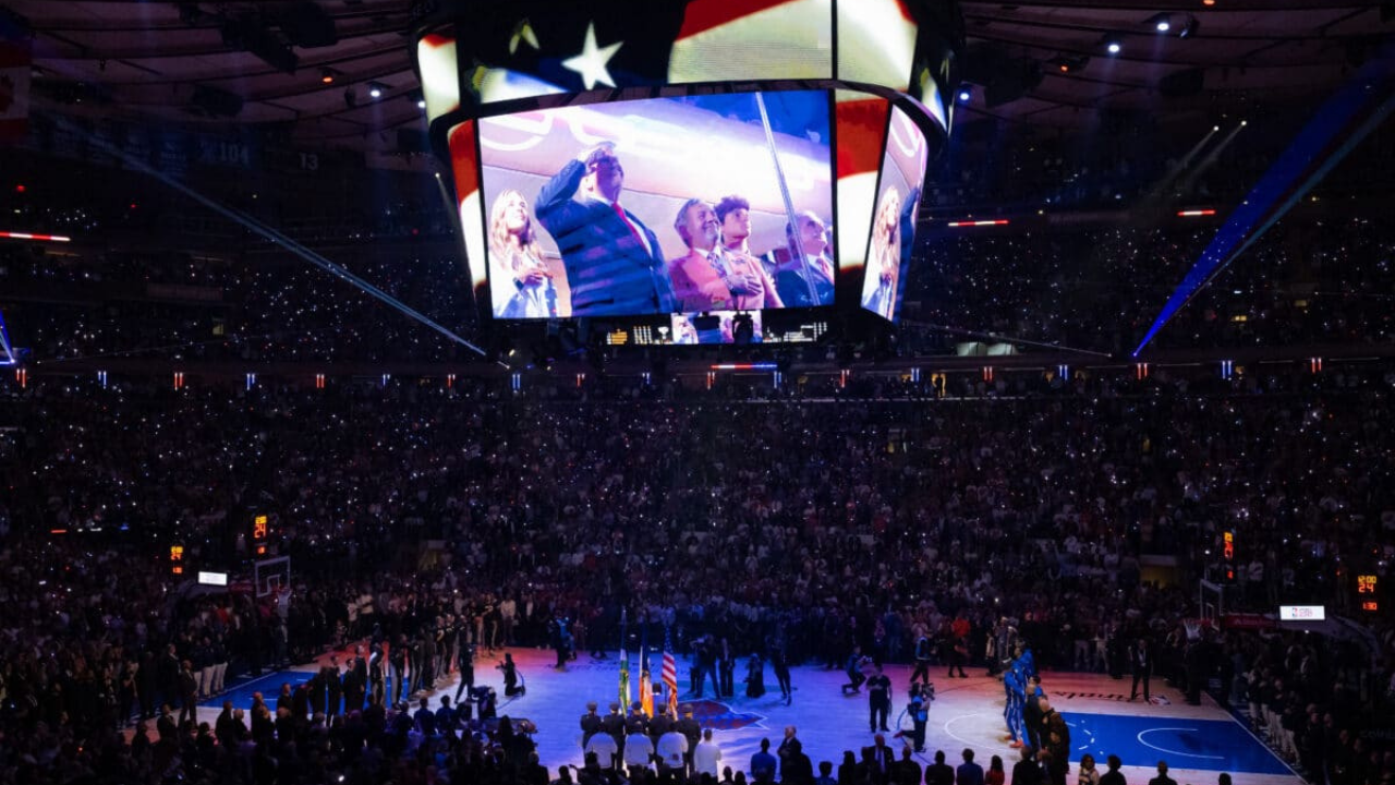 Trump NBA finalinde yuhalandı: 

Knicks taraftarla