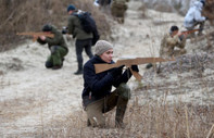 Ukraynalı siviller askeri eğitimde: Evinizi savunmak durumundasınız