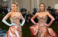Met Gala'ya damga vuran Blake Lively mercek altında: 2 Versace 3 görünüm