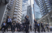 İngiltere'de çocuklar, Lloyd's of London'ın fosil yakıt projelerine desteğini protesto etti