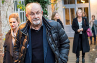 Yazar Salman Rushdie New York’ta sahnede saldırıya uğradı   