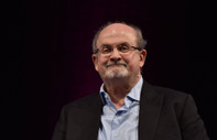 Salman Rushdie kitaplarına saldırıdan sonra ilgi arttı