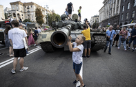 Ukrayna'nın ele geçirdiği Rus askeri zırhlıları Kiev'de sergileniyor