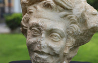 Smyrna Tiyatrosu'ndaki kazıda bulunan heykel başı koruma altında