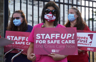 Biden'ın gazilerin tedavisi için imzaladığı yasa sonrası hemşireler protesto düzenledi