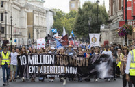 İngiltere'de kürtaj karşıtları ve yanlıları gösteri düzenledi