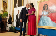 Obama çifti resmi portrelerinin tanıtımı için Beyaz Saray'da