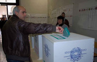 İtalya'da genel seçimlerde, seçmenler oy kullanmaya başladı