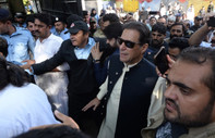Pakistan'da eski Başbakan Han, ara seçimleri önde tamamladı