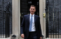 İngiltere'nin yeni Maliye Bakanı gelir vergisini azaltma planından vazgeçti