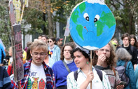 Brüksel'de binlerce kişi COP27 öncesinde iklim değişikliği için yürüdü